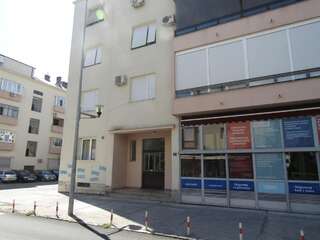 Гостевой дом Central Studios Подгорица Трехместный номер-студио с балконом-9